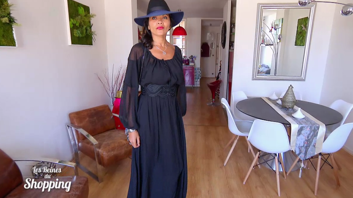 J4 : Branchée avec un manteau long