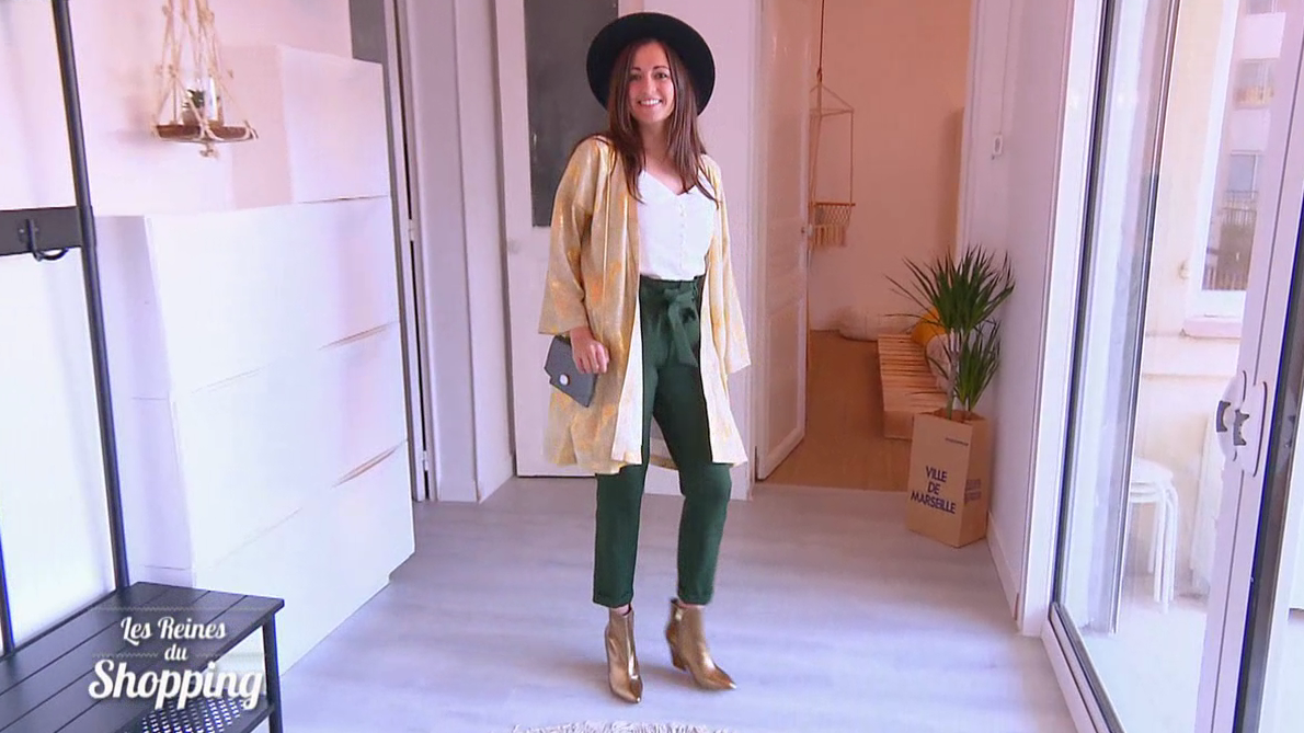 J3 : Stylée avec un sac de plage pour les vacances