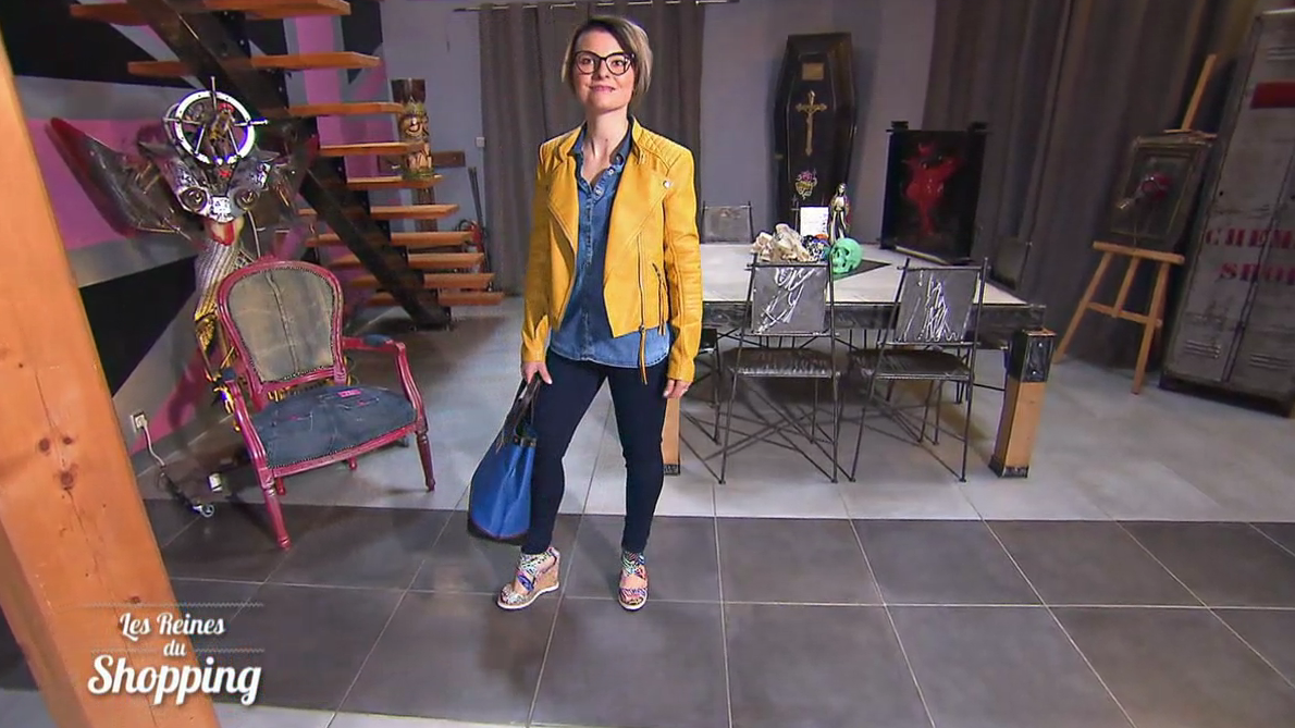 J2 : Branchée avec un imprimé fleuri