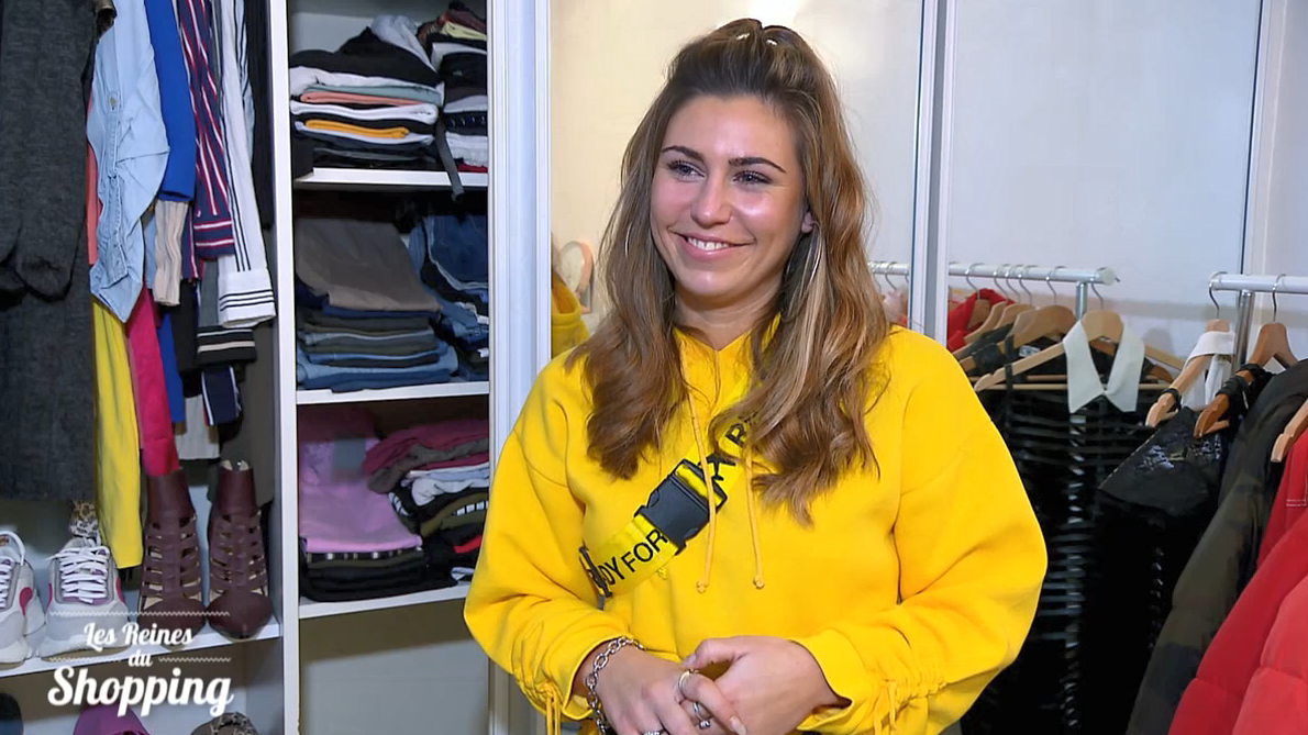 J2 : Féminine en gris