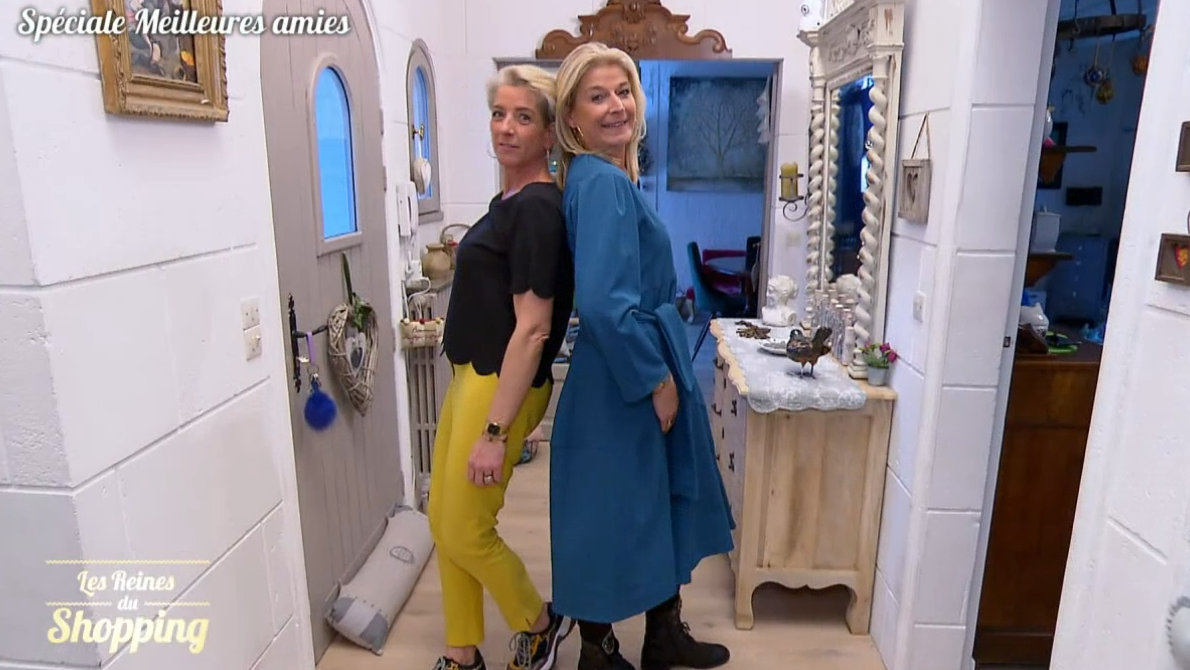 J2 : Spéciale meilleures amies - Séduisante en robe à fleurs