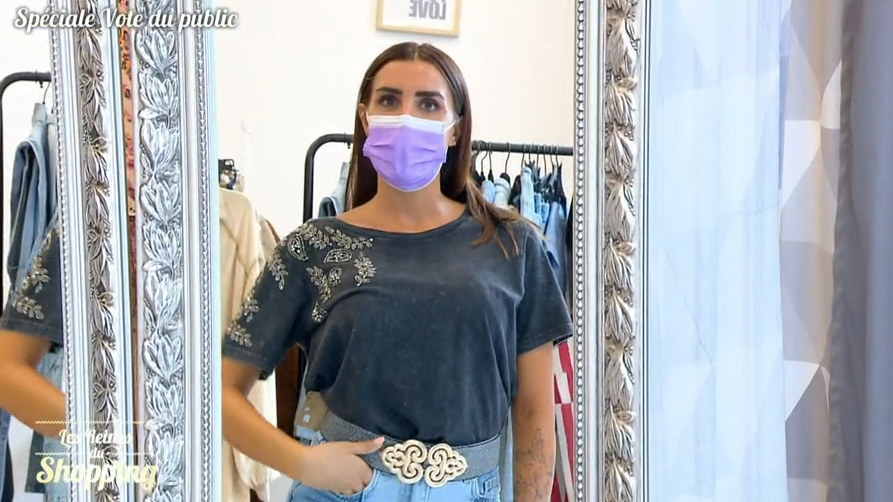 J1 : Branchée avec un tee-shirt