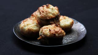 Muffins au fromage, chutney de chicons et confiture d'échalotes