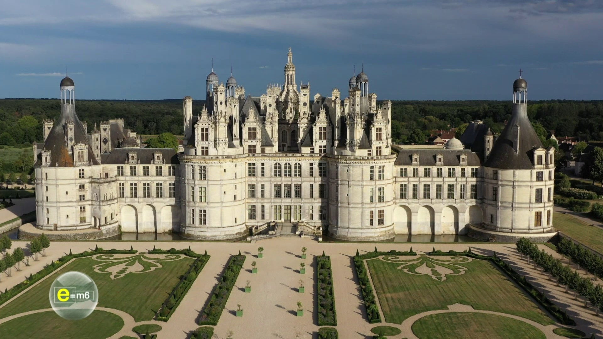Tour Eiffel, Chambord, Opéra Garnier et locomotives : e=m6 à la découverte des stars de notre patrimoine !