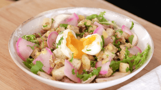 Salade Lyonnaise gourmande aux lardons, œuf mollet et pickles de radis bleu