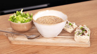 Soupe à l'oignon et tartines de Brillat-Savarin aux noix torréfiées