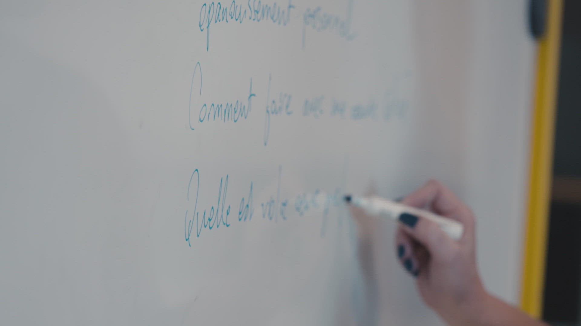 Coulisses du portrait de Manyoly, artiste qui met en avant les femmes