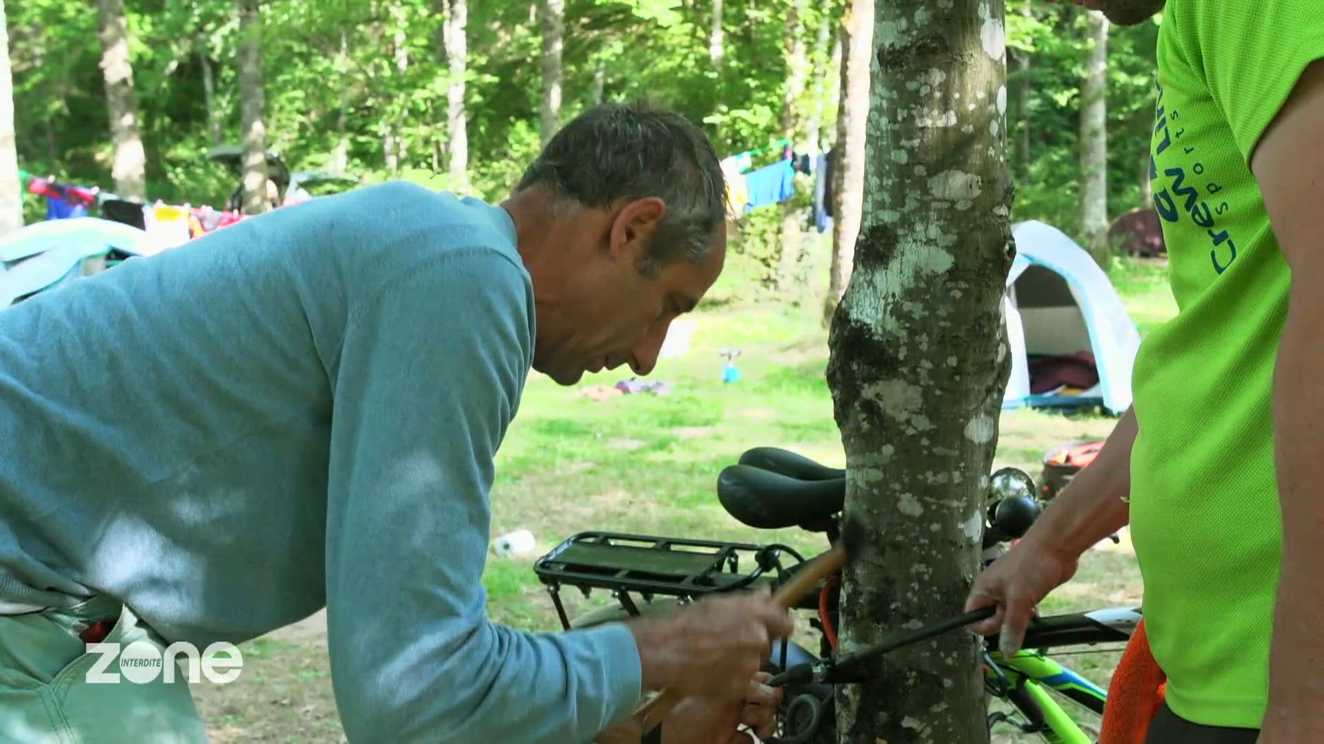 À vélo, en roulotte ou en péniche : le défi des vacances itinérantes en famille