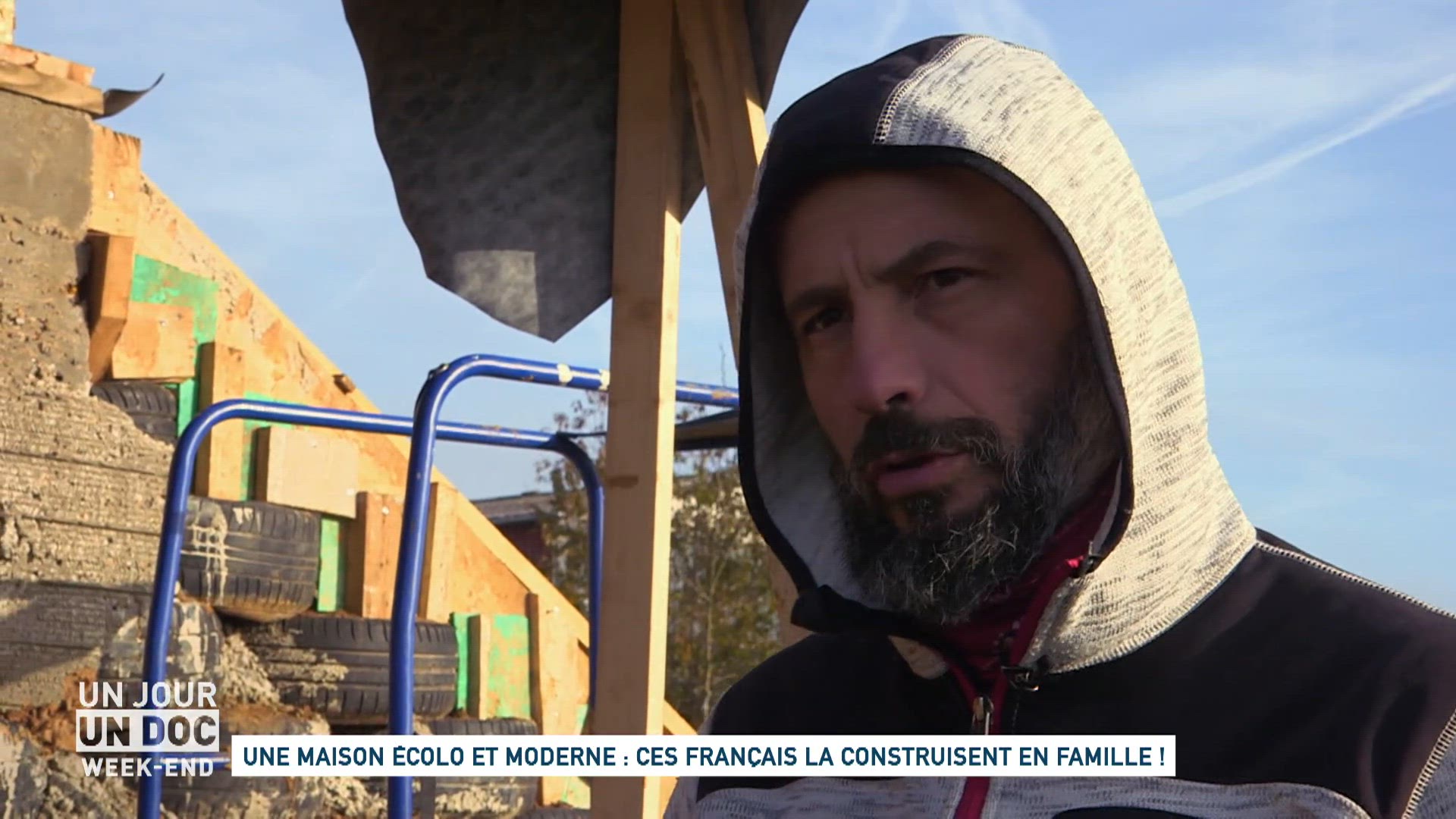 Une maison écolo et moderne : ces Français la construisent en famille ! (1/2)