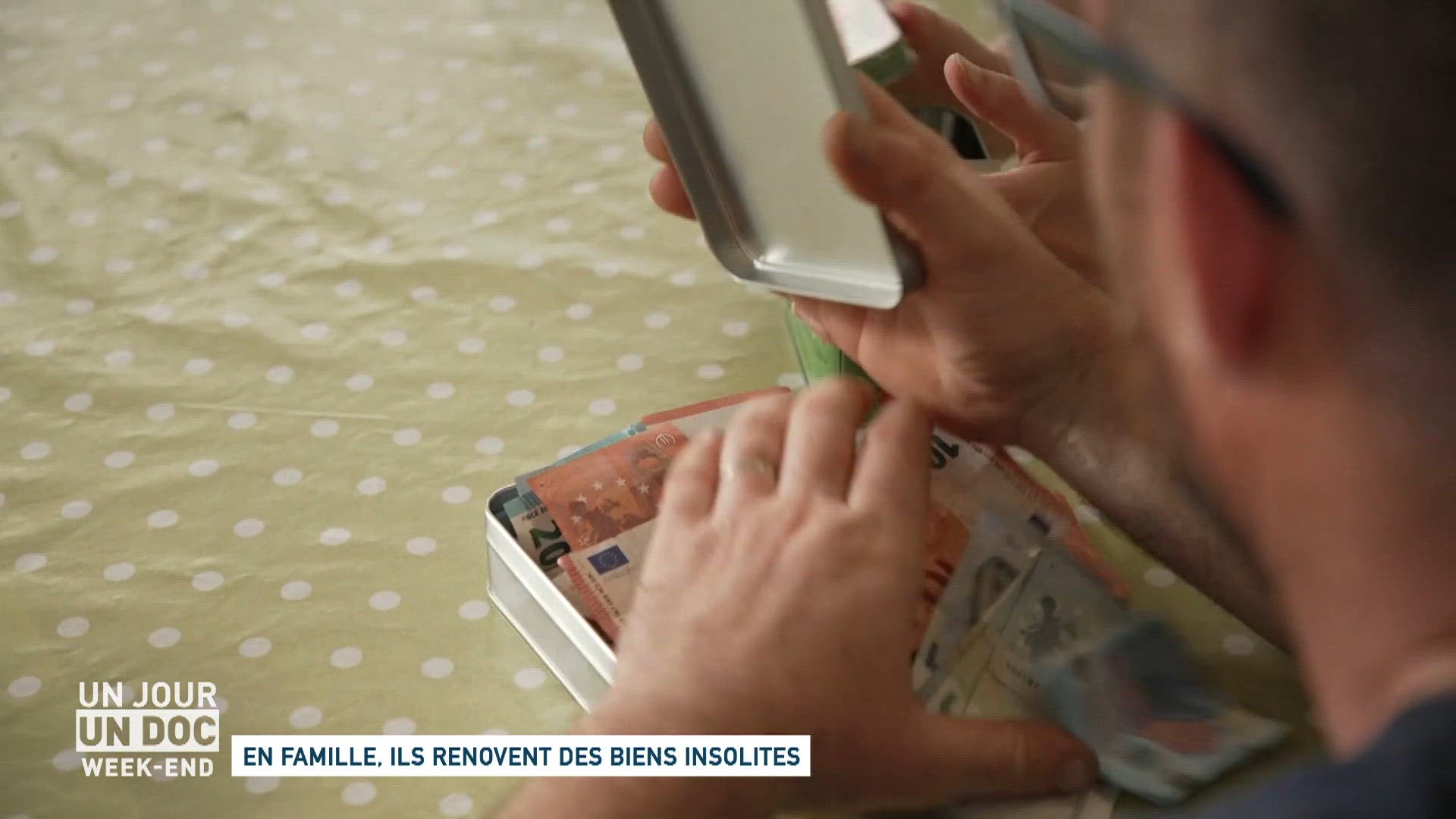 En famille, ils rénovent des biens insolites (1/2)