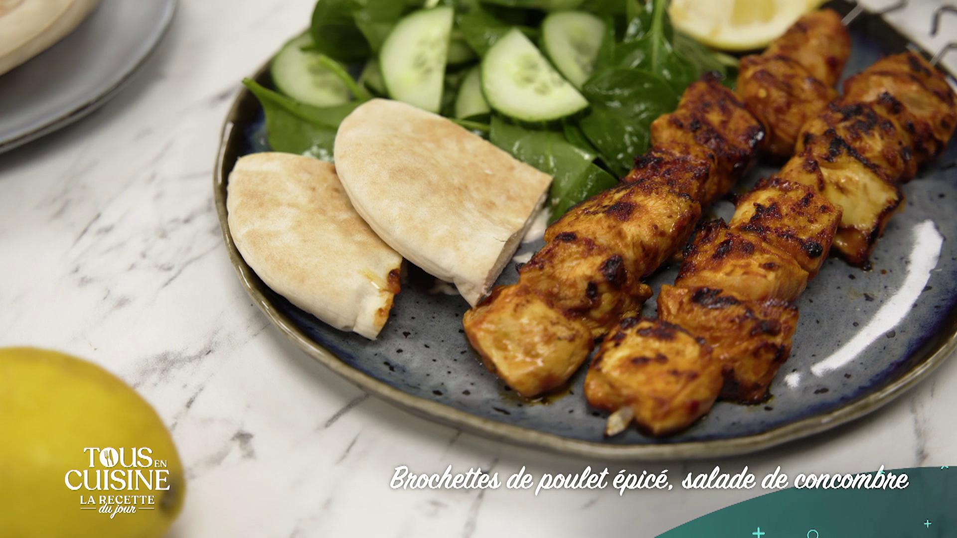 Brochettes de poulet épicé, salade de concombre