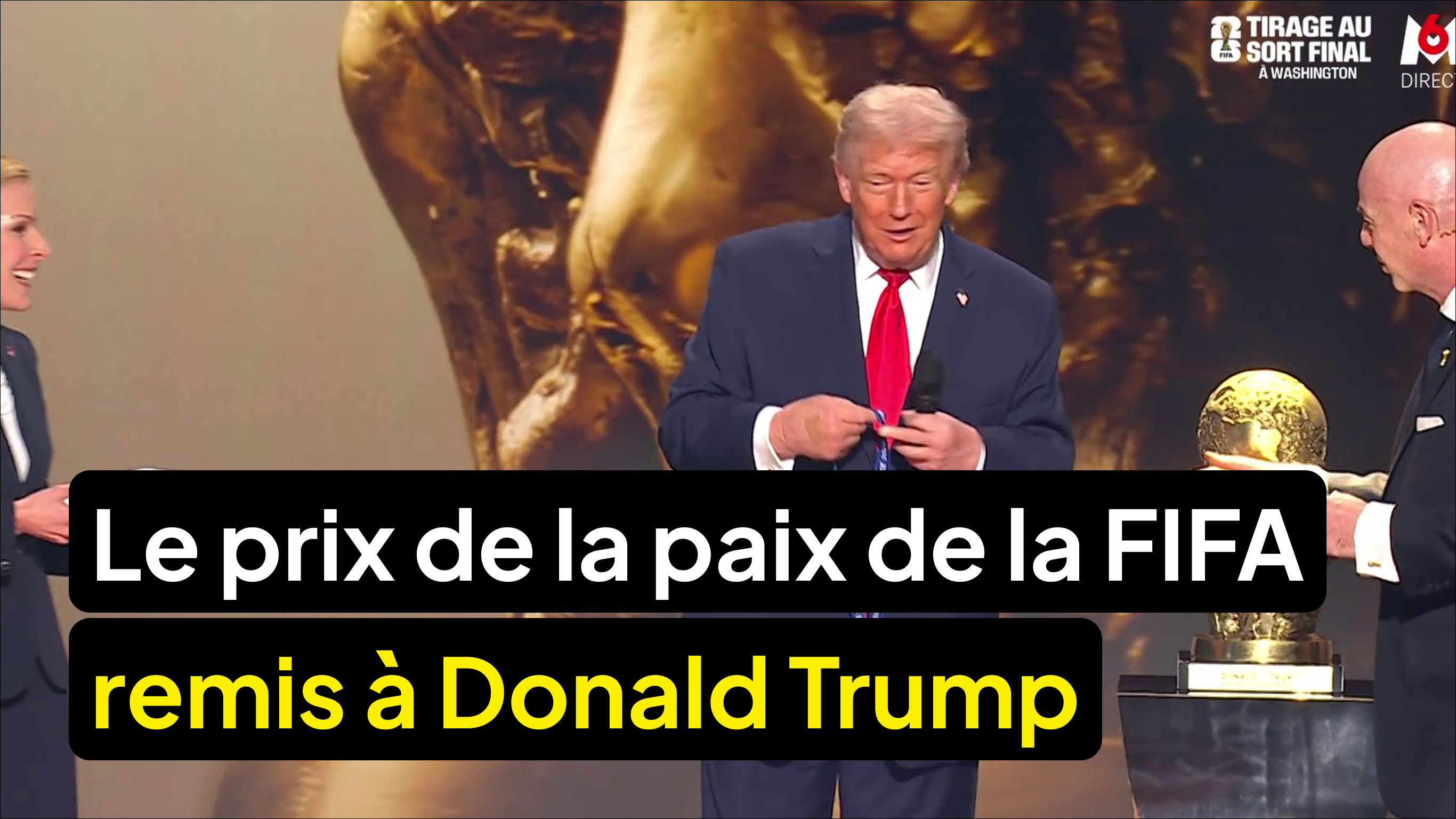 Gianni Infantino remet le prix de la paix de la FIFA à Donald Trump.