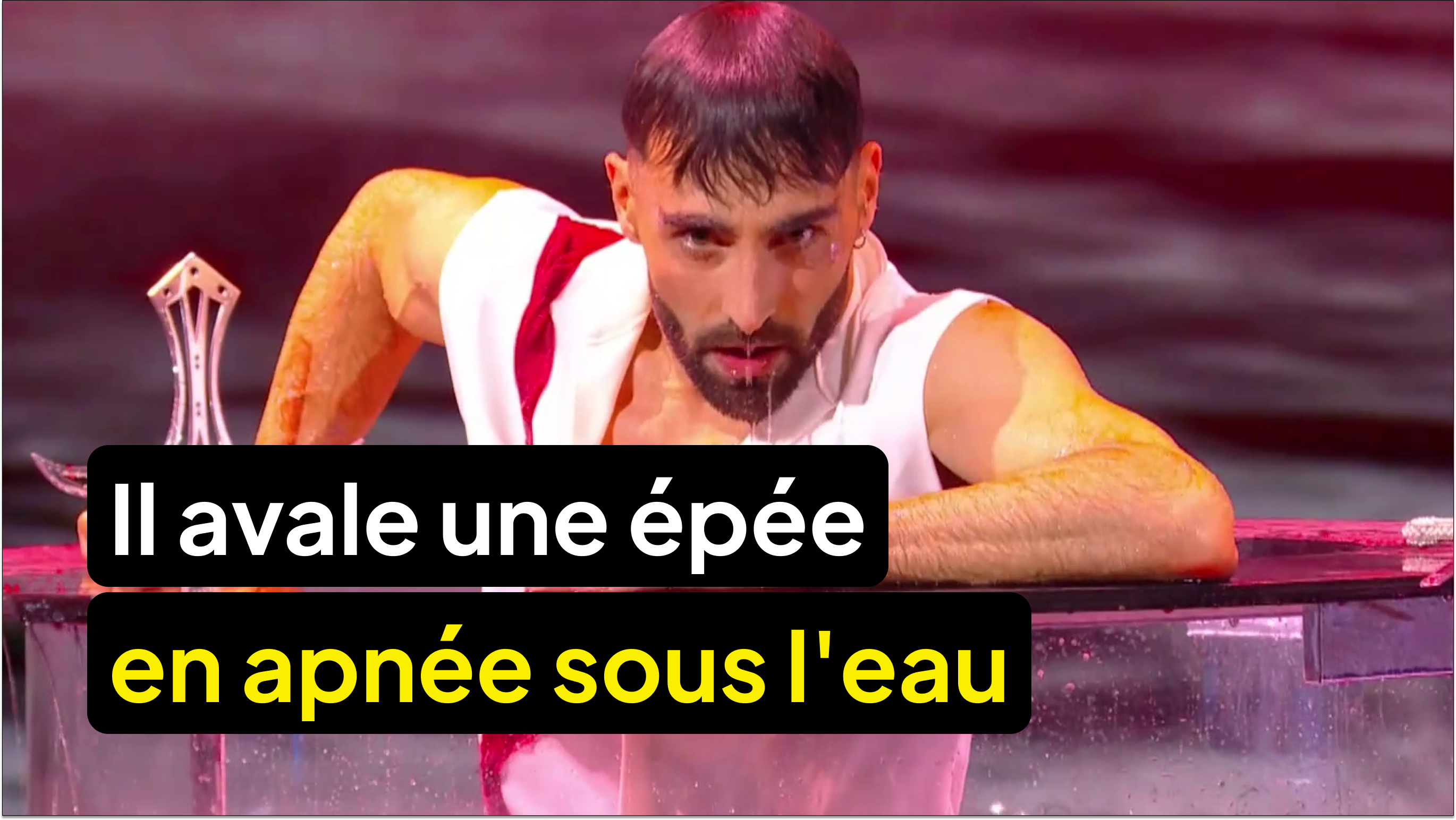 Il avale une épée en apnée sous l'eau