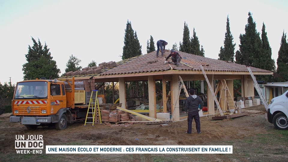 Une maison écolo et moderne : ces Français la construisent en famille ! (1/2)