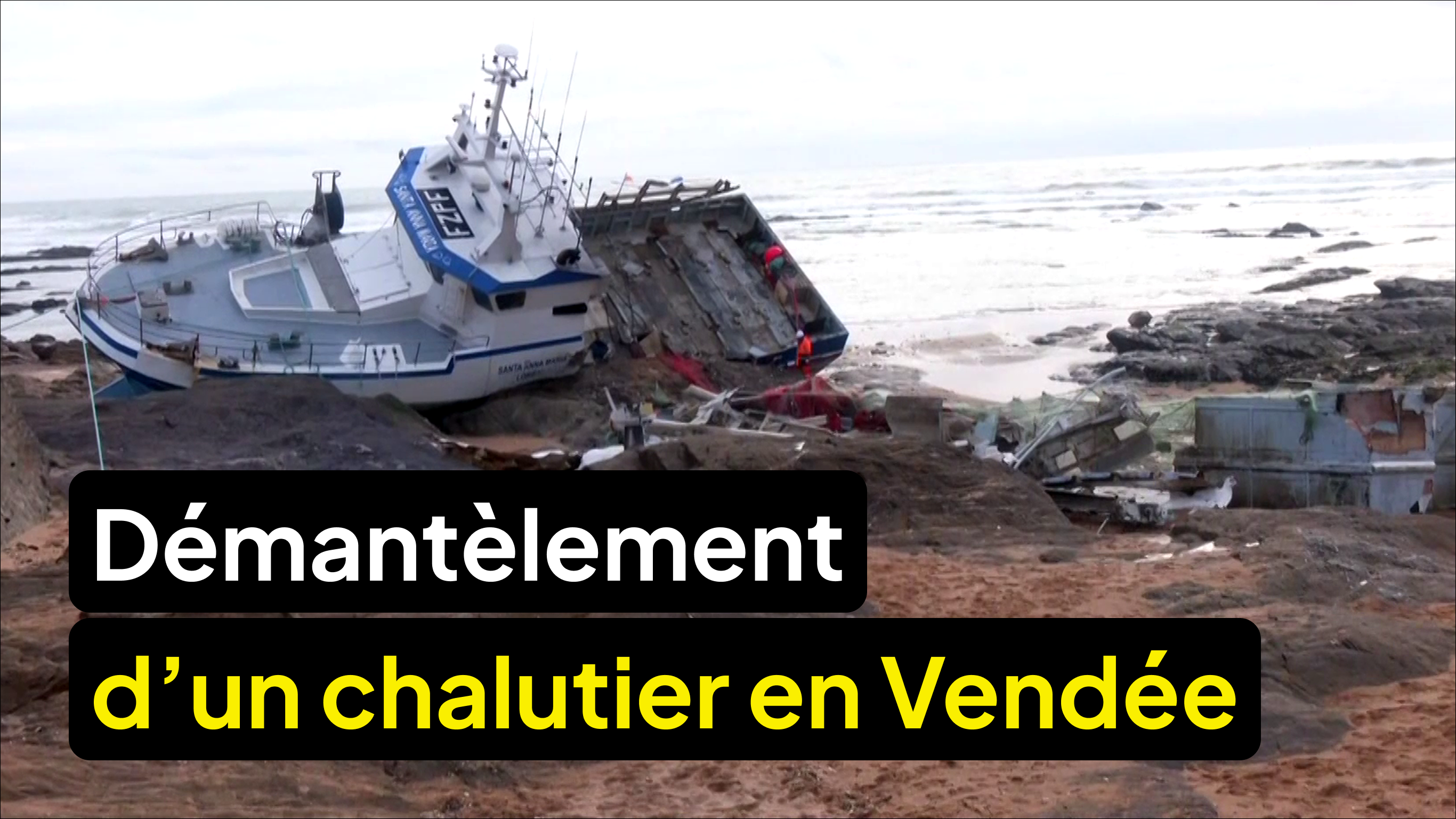 Sables-d'Olonne : le démantèlement d'un bateau échoué mi-janvier