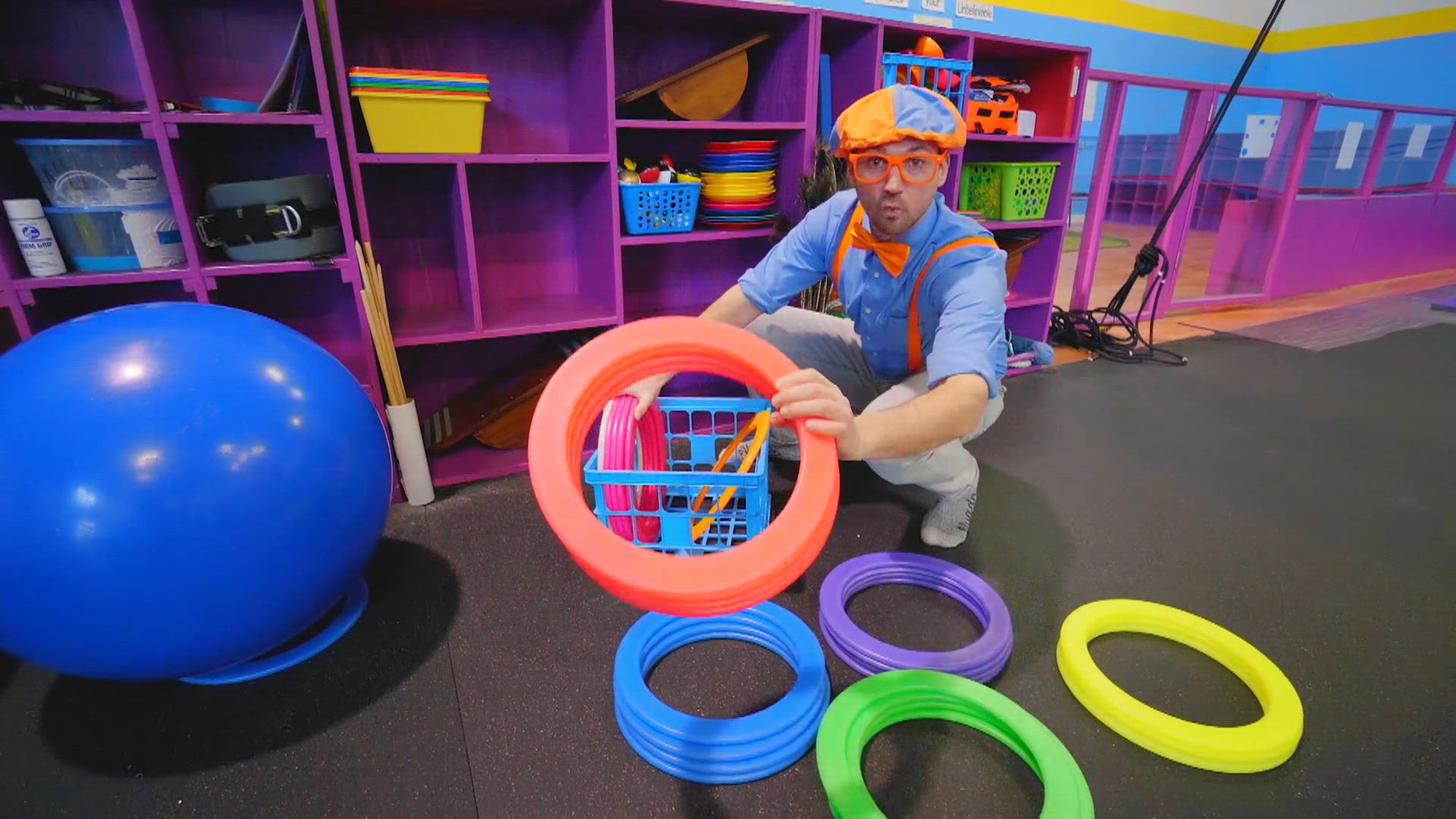 Blippi visite le cirque : trampoline et hula-hoops