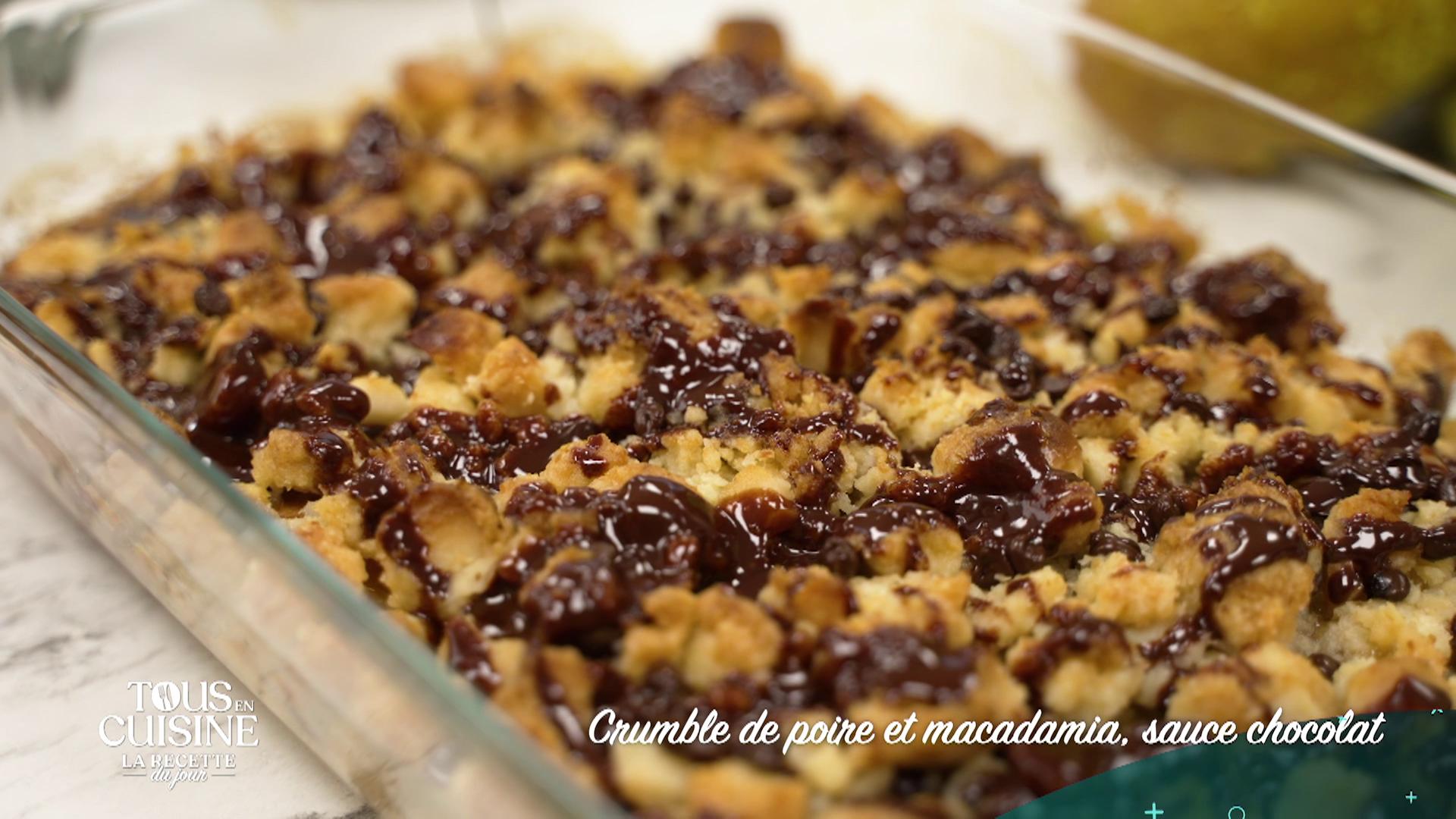 Crumble de poire et macadamia, sauce chocolat