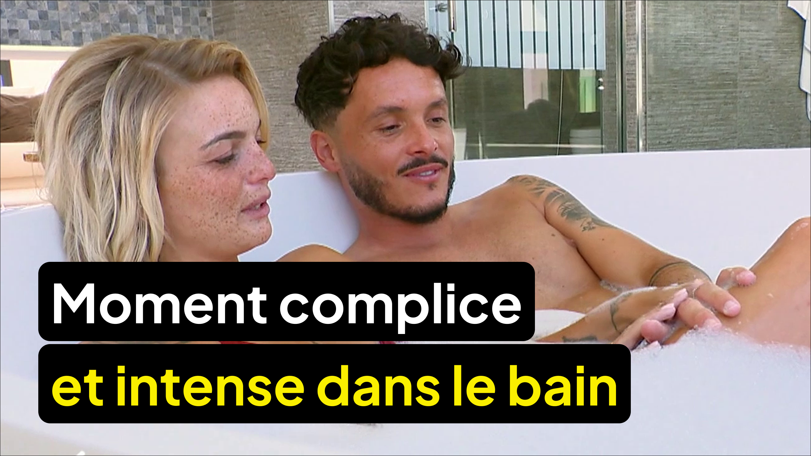 Ils profitent d’un moment complice dans le bain