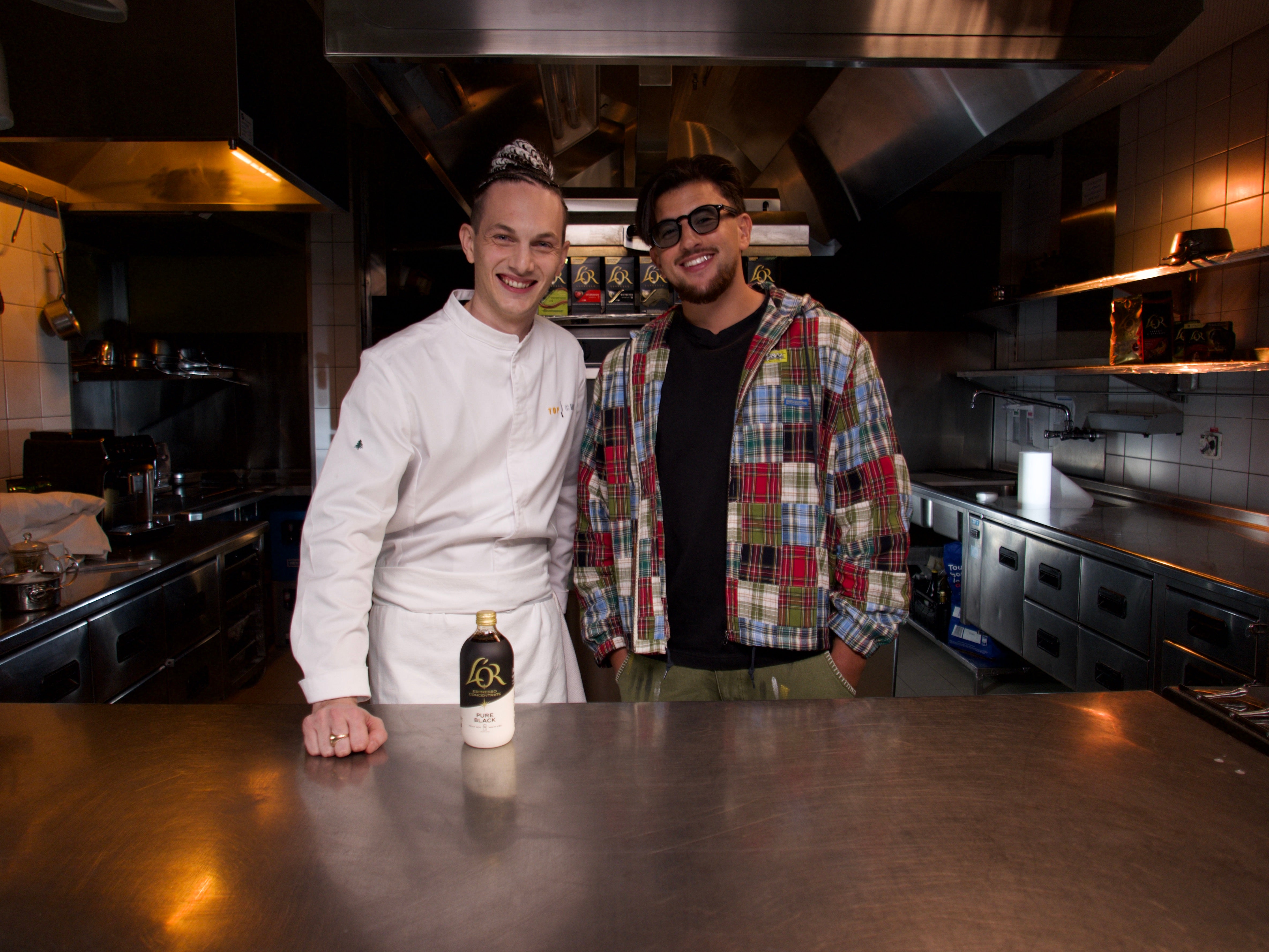 Danny fait découvrir à Just Riadh le café L'OR Espresso Concentrate
