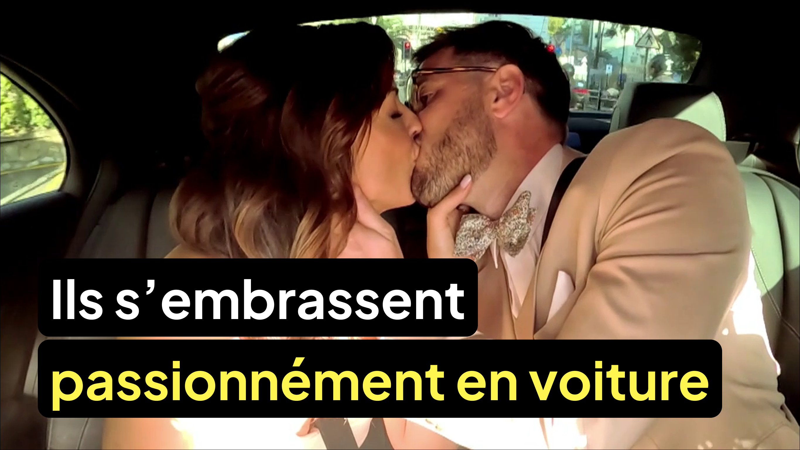 Ils s’embrassent passionnément dans la voiture