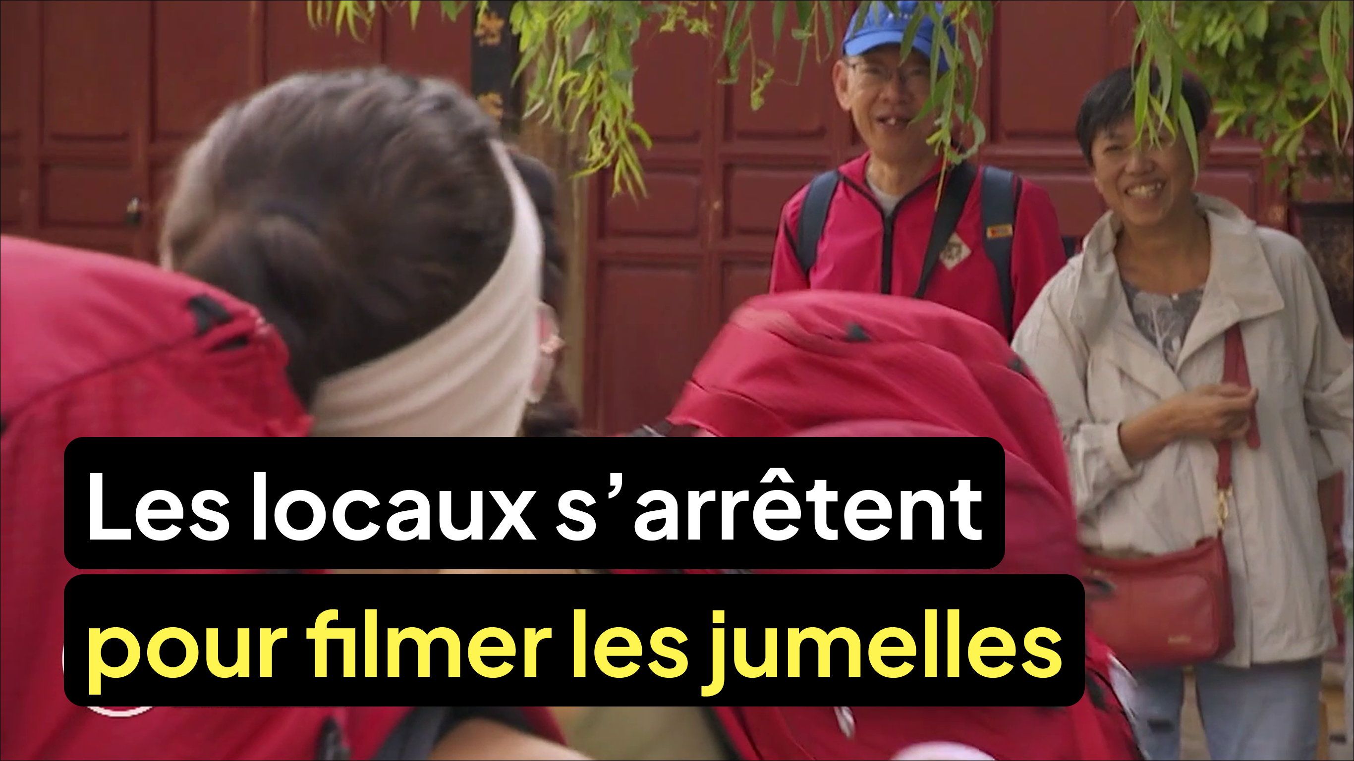 Les locaux s’arrêtent pour filmer les jumelles en pleine épreuve