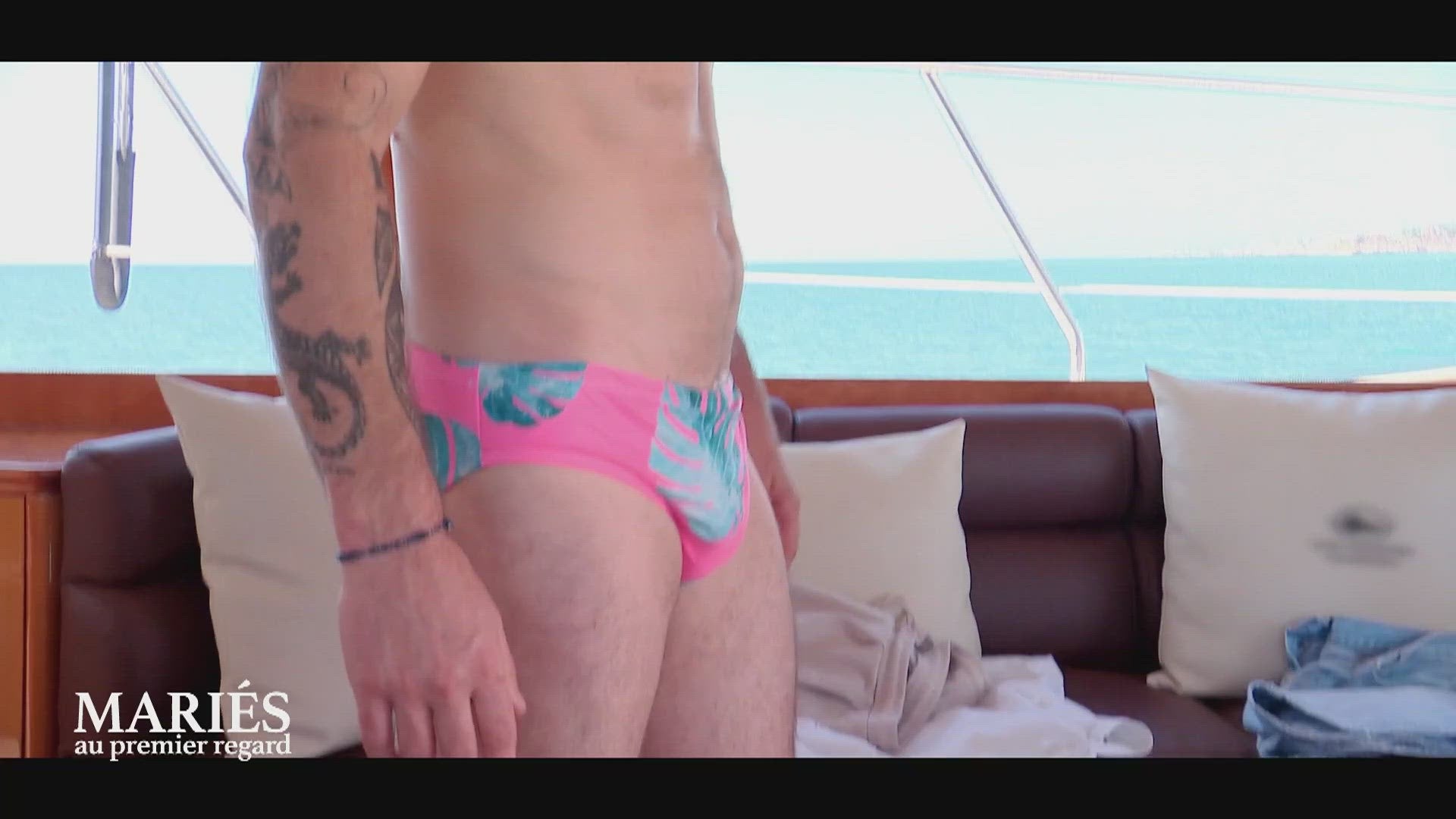 Il surprend sa femme avec un slip de bain rose à fleurs