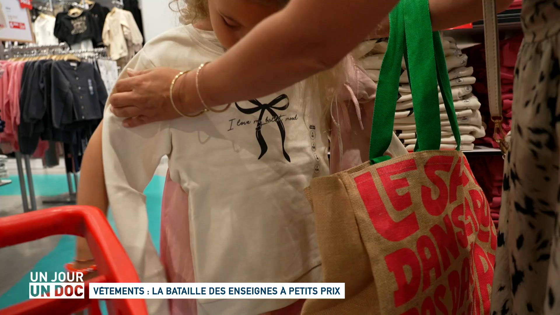 Vêtements : la bataille des enseignes à petits prix