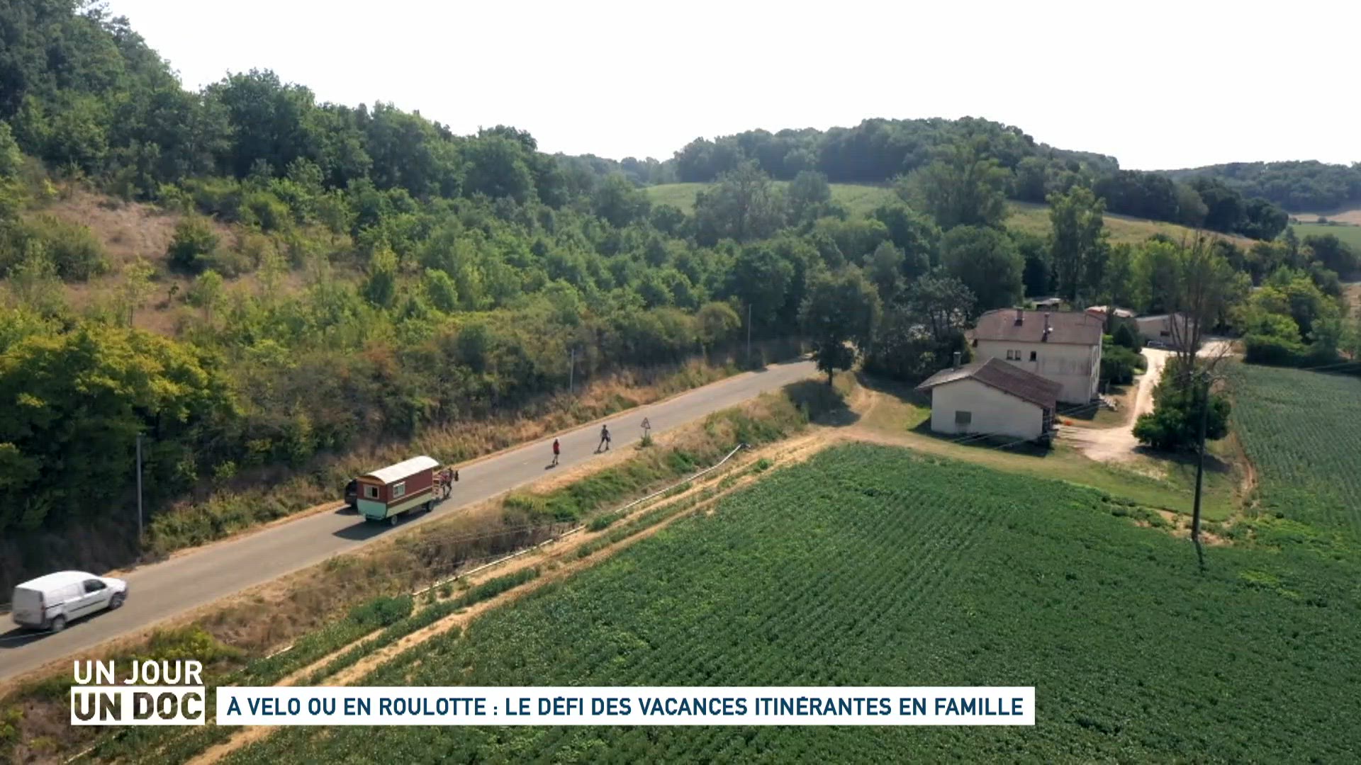 A vélo ou en roulotte : le défi des vacances itinérantes en famille.
