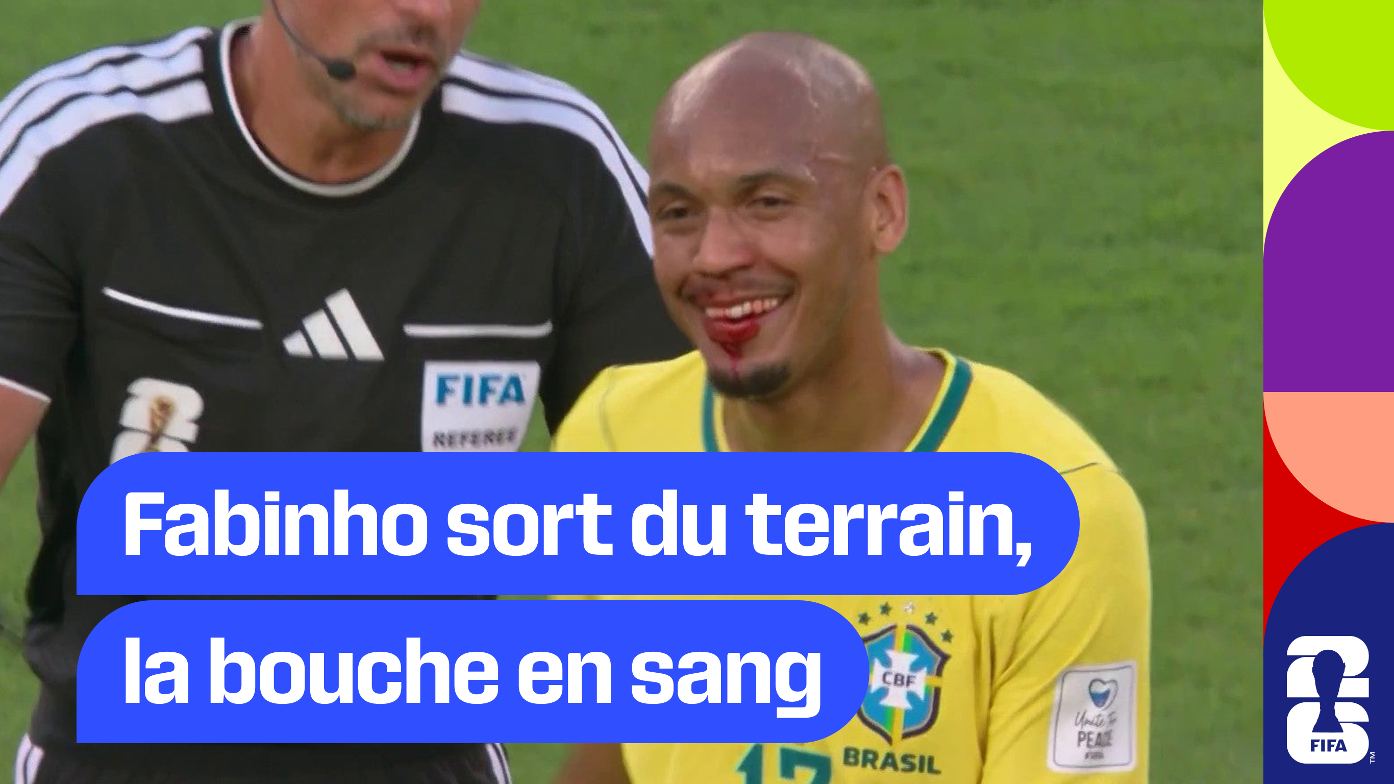 Fabinho sort du terrain, la bouche en sang