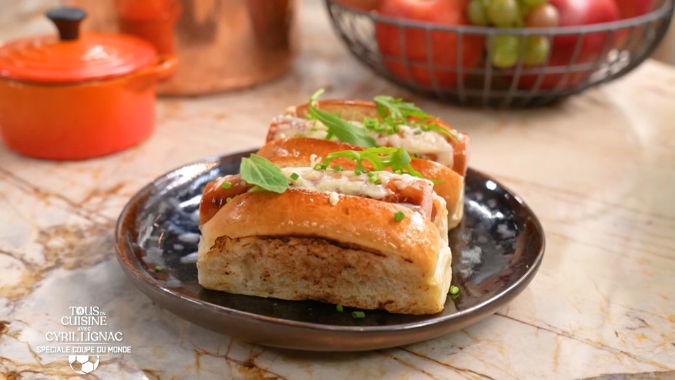 Hot dog saucisse et rillettes de thon