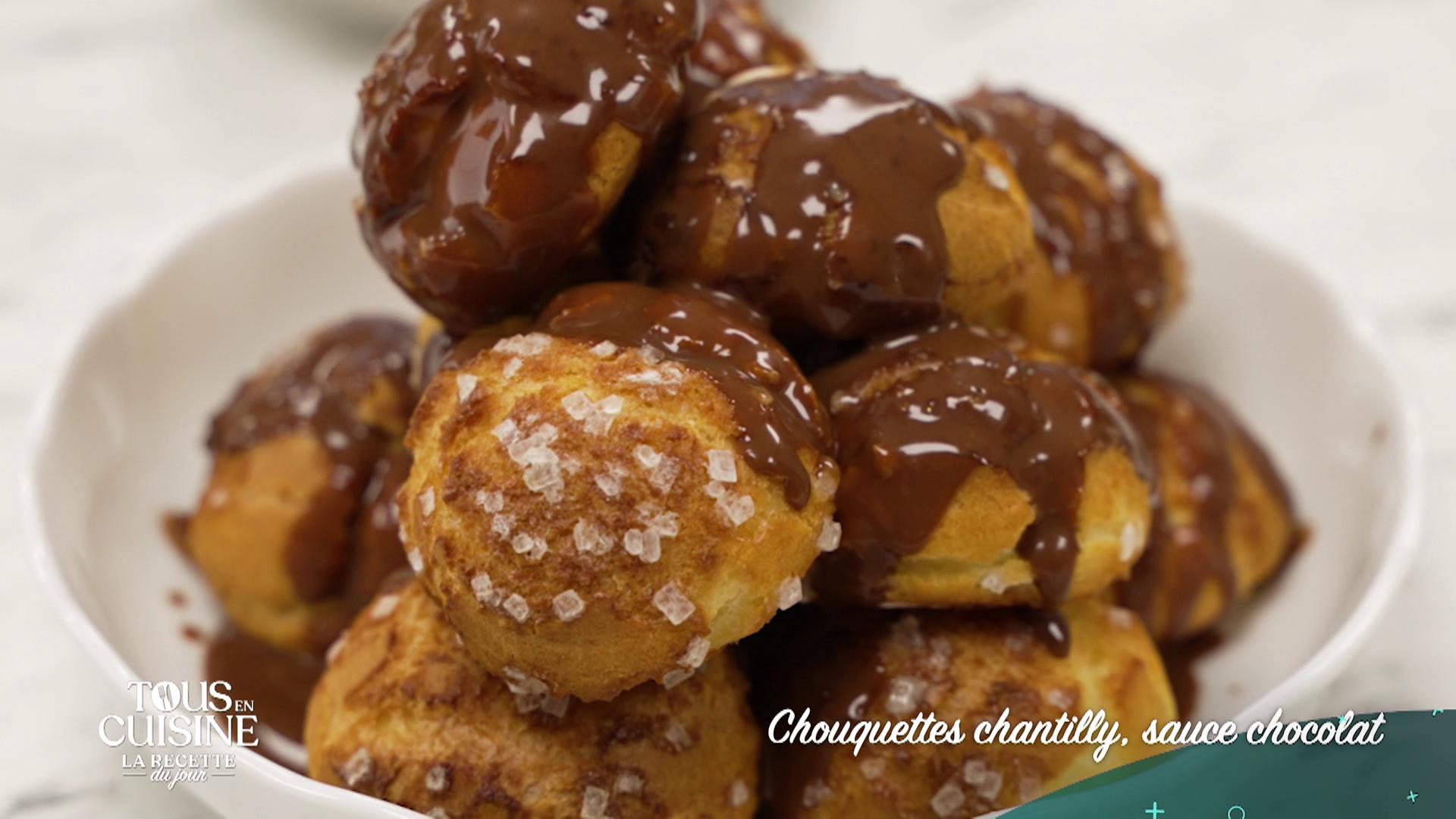 Chouquettes chantilly, sauce chocolat
