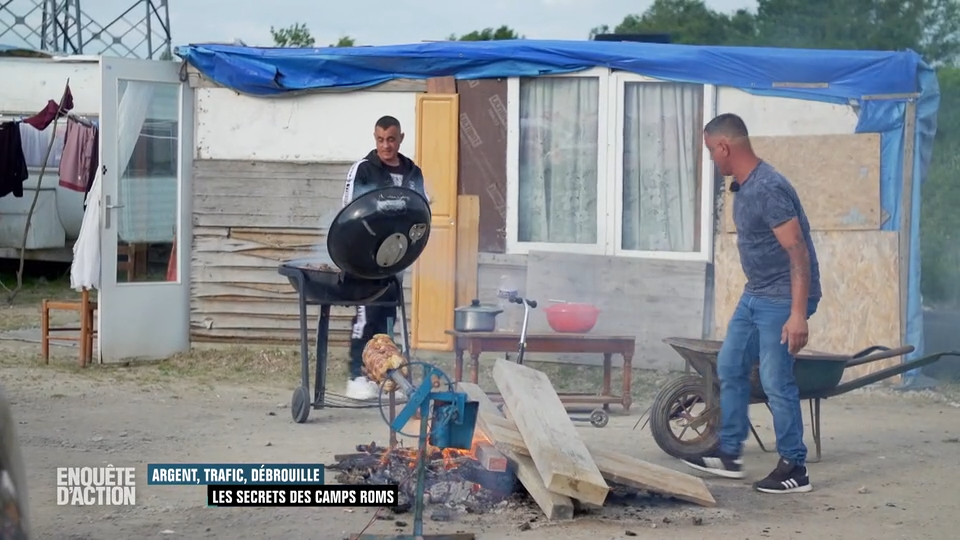 Argent, trafic, débrouille : les secrets des camps roms