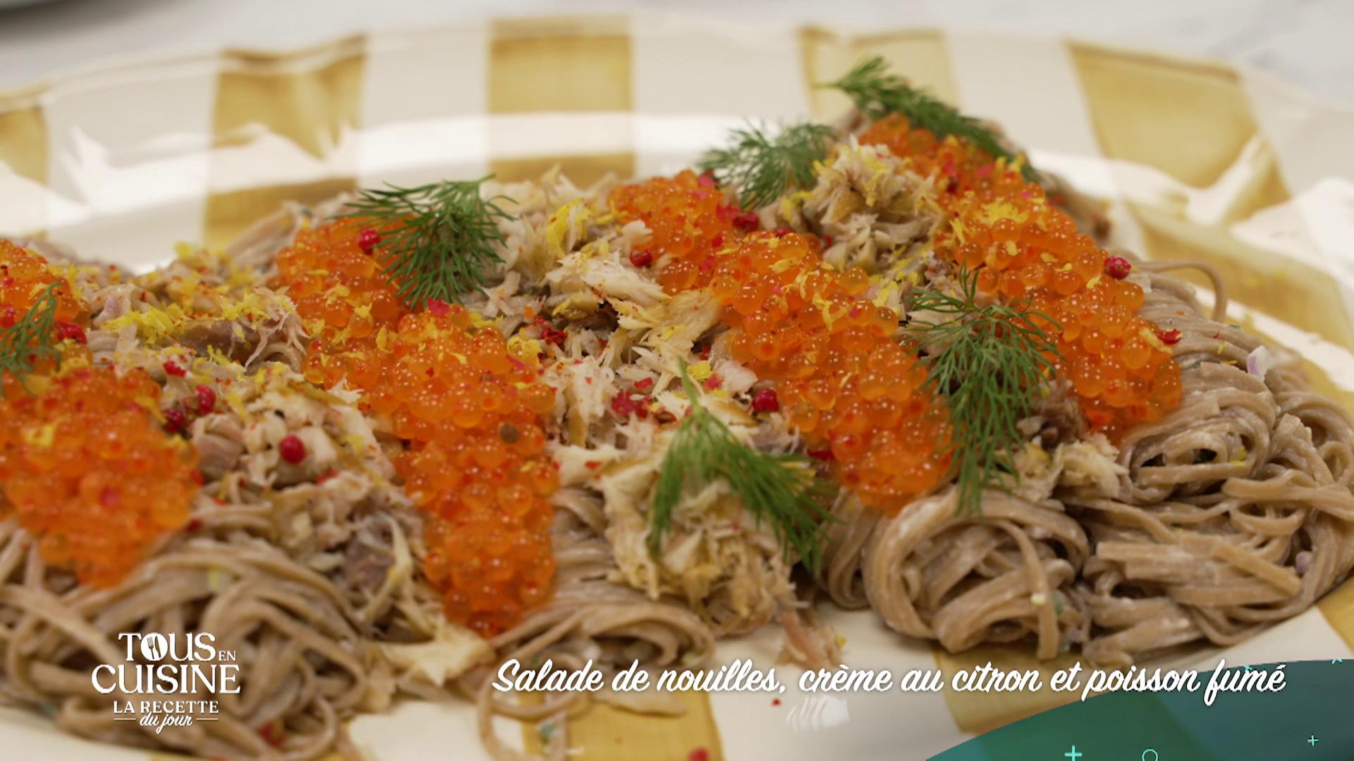 Salade de nouilles, crème au citron et poisson fumé