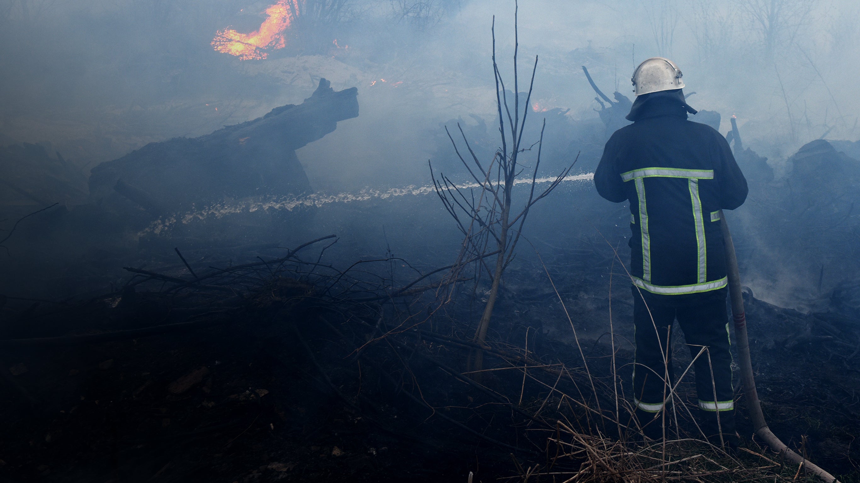 Feux géants et sauvetages impossibles : les pompiers face au pire