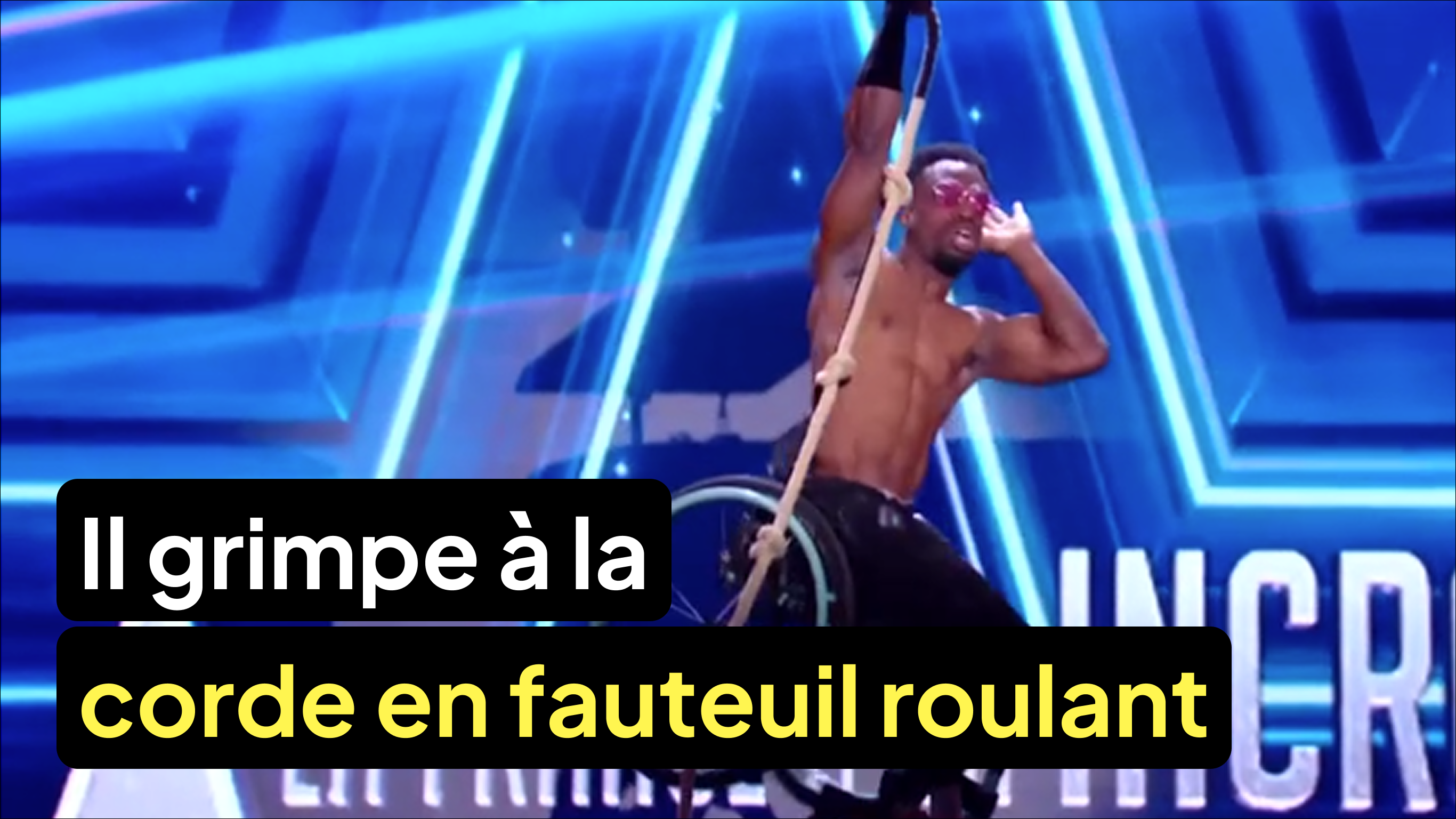 Il grimpe à la corde avec son fauteuil roulant