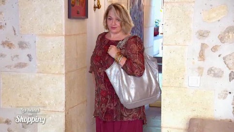 J2 : Ronde et féminine avec un collier