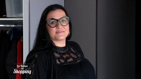 J3 : Ronde et féminine avec un collier