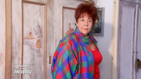 J4 : Ronde et féminine avec un collier