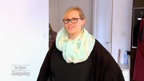 J5 : Ronde et féminine avec un collier