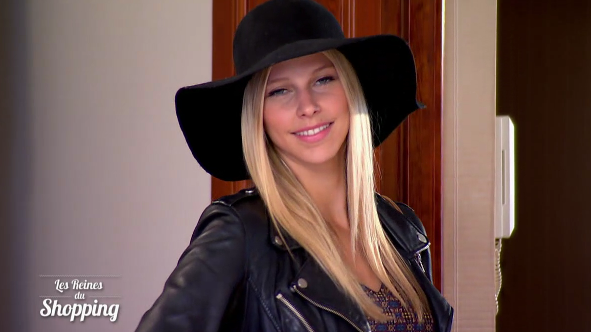 J1 : Stylée avec une queue de cheval